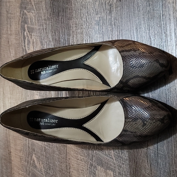 Set of heals worn once Snake print Size 9 1/2 Naturalizer N5 comfort - Picture 5 of 5